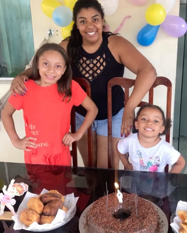 Feliz aniversário, filha linda do meu coração! Há 9 anos que você encanta nossas vidas com seu jeito, e pelos nossos corações espalhou um amor infinito. Sinto muita gratidão por Deus ter me abençoado com uma filha tão maravilhosa, e apenas peço que a guarde e proteja sempre.